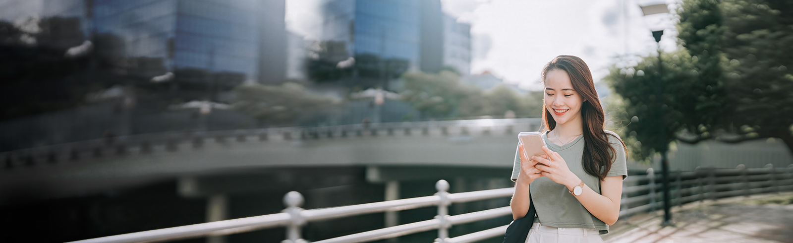 A lady is using local account fund transfer with Standard Chartered digital banking