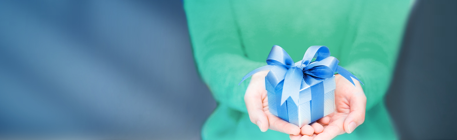 Hands holding the gift box, used to promote SC Credit Cards 360° Rewards – CashBack