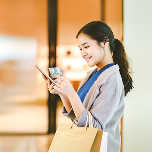 One lady is shopping with smile and taking the SC Smart Card