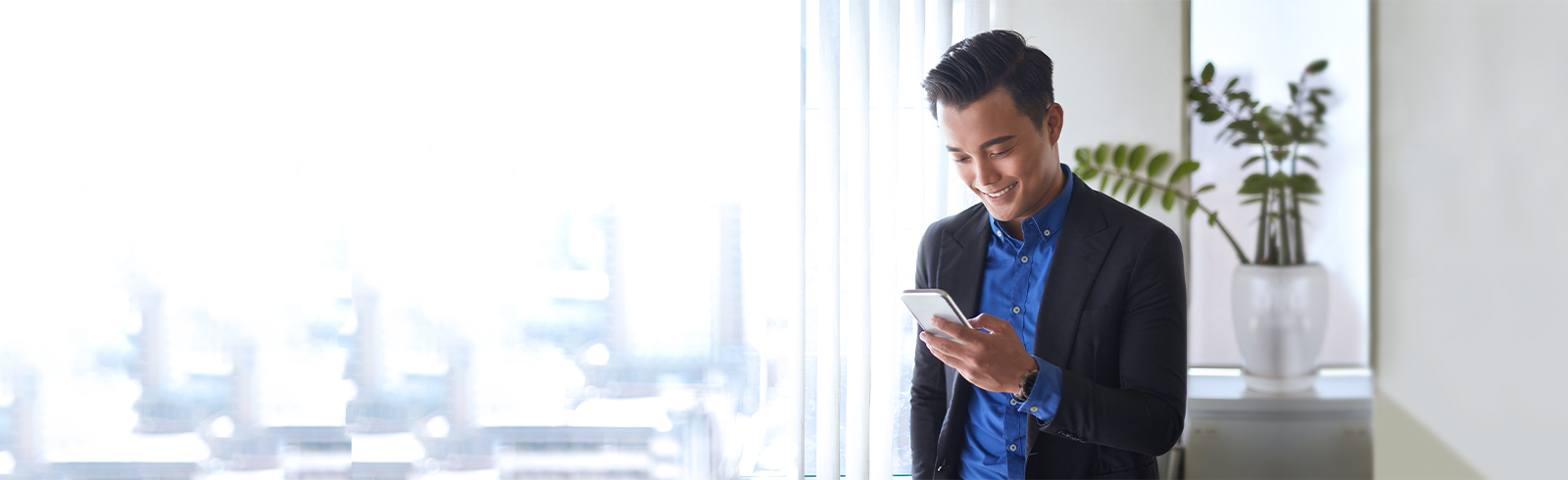 一名男士正在使用他的手提電話