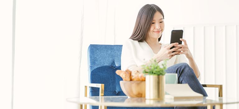 一名女士正使用她的手機進行海外轉賬