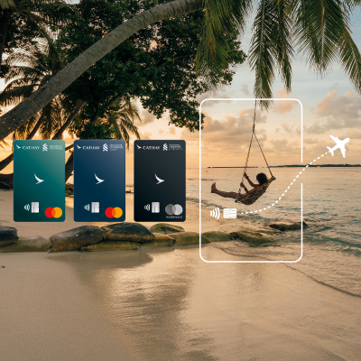 在熱宮沙灘上一個男人坐在棗椒樹上的齷舞上