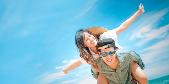 一對情侶正在陽光下享受快樂時光