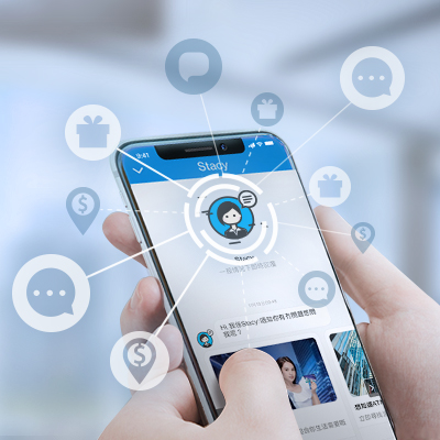 正使用Stacy的智能手機畫面，展示Chatbot的各種功能