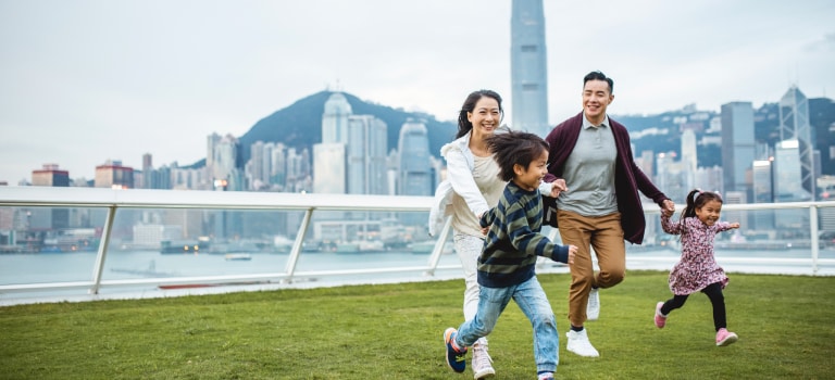 一家人在草地上玩樂 用於SC Wealth Select