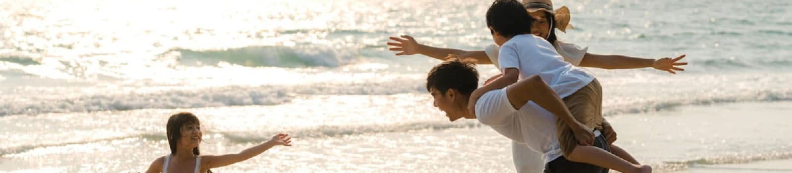 一家人在沙灘玩樂 用於SC Wealth Select