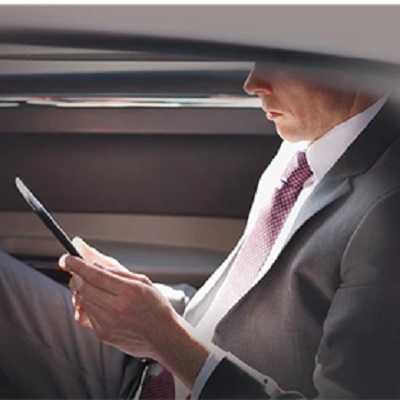 穿西裝男士於車上用電話投資
